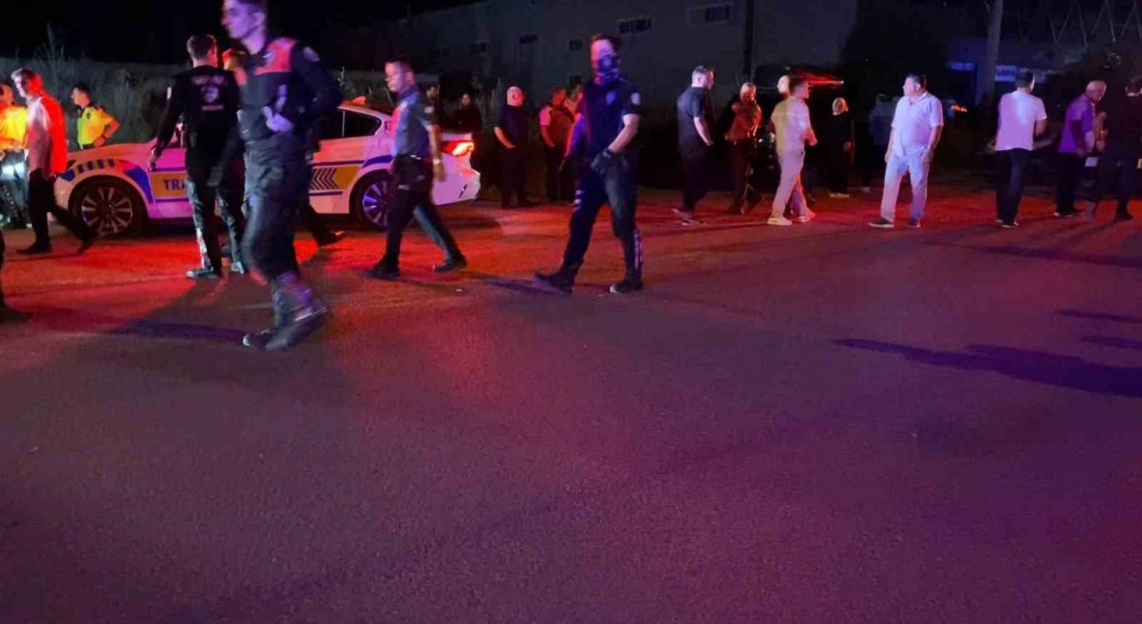 Bursada park halindeki araçlara çarpıp kaçtı, geri döndüğünde araç sahiplerinin saldırısına uğradı