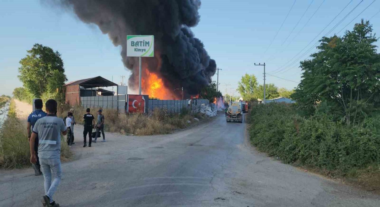Bursada plastik fabrikası alevlere teslim oldu