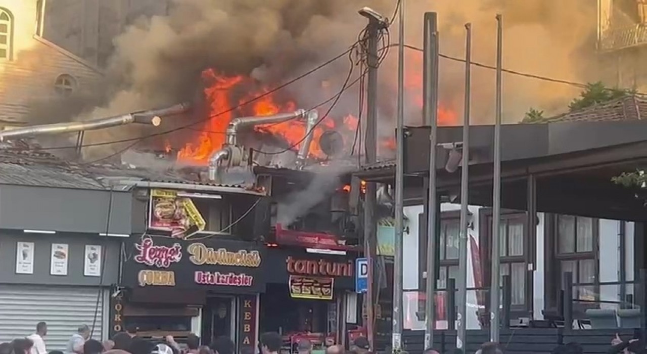 Bursada tarihi semtte yangın çıktı, 2 dükkan alevlere teslim oldu