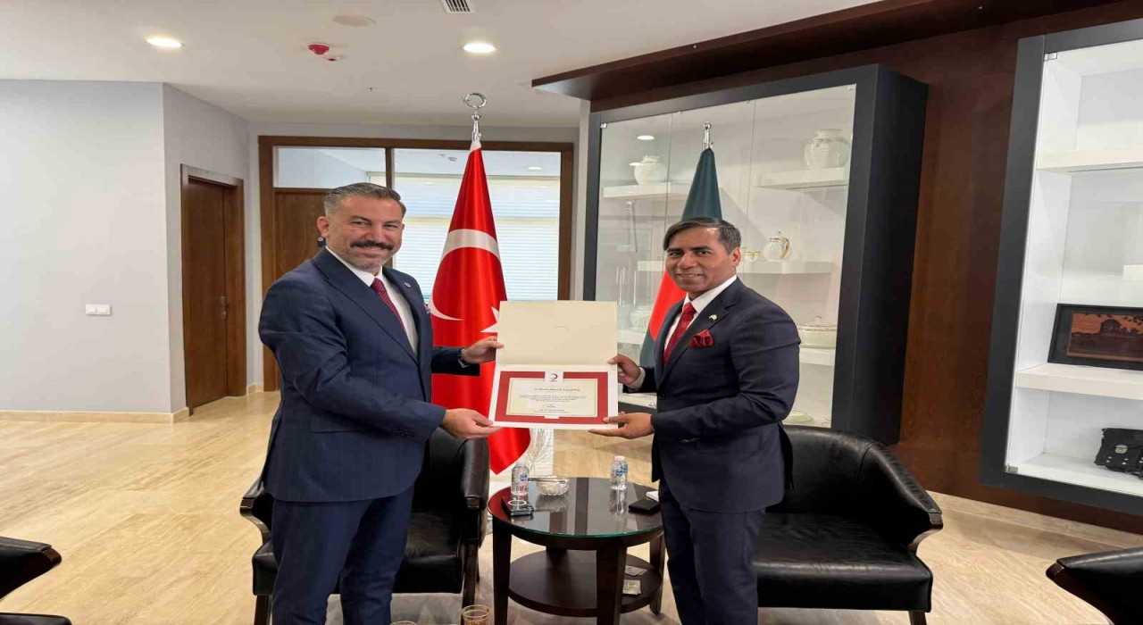 Büyükelçiler kurban vekaletlerini Türk Kızılaya verdi