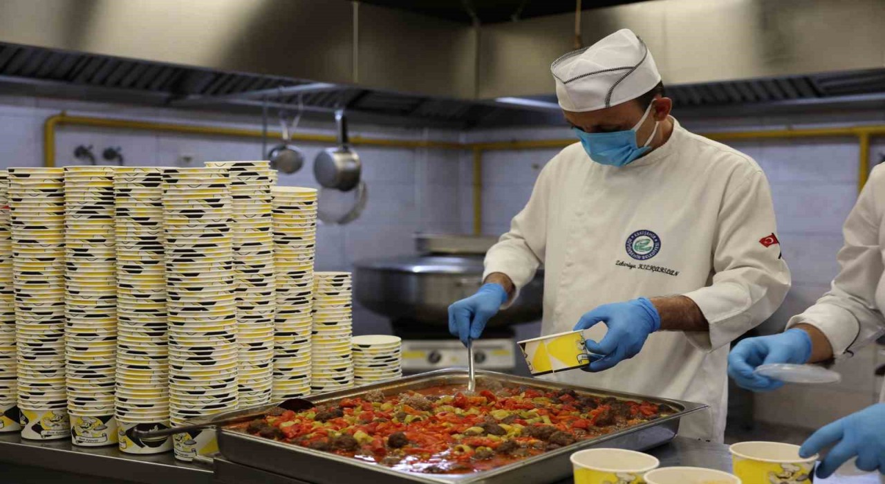 Büyükşehir Aşevine yapılan kurban bağışlarıyla binlerce sofra şenlenecek