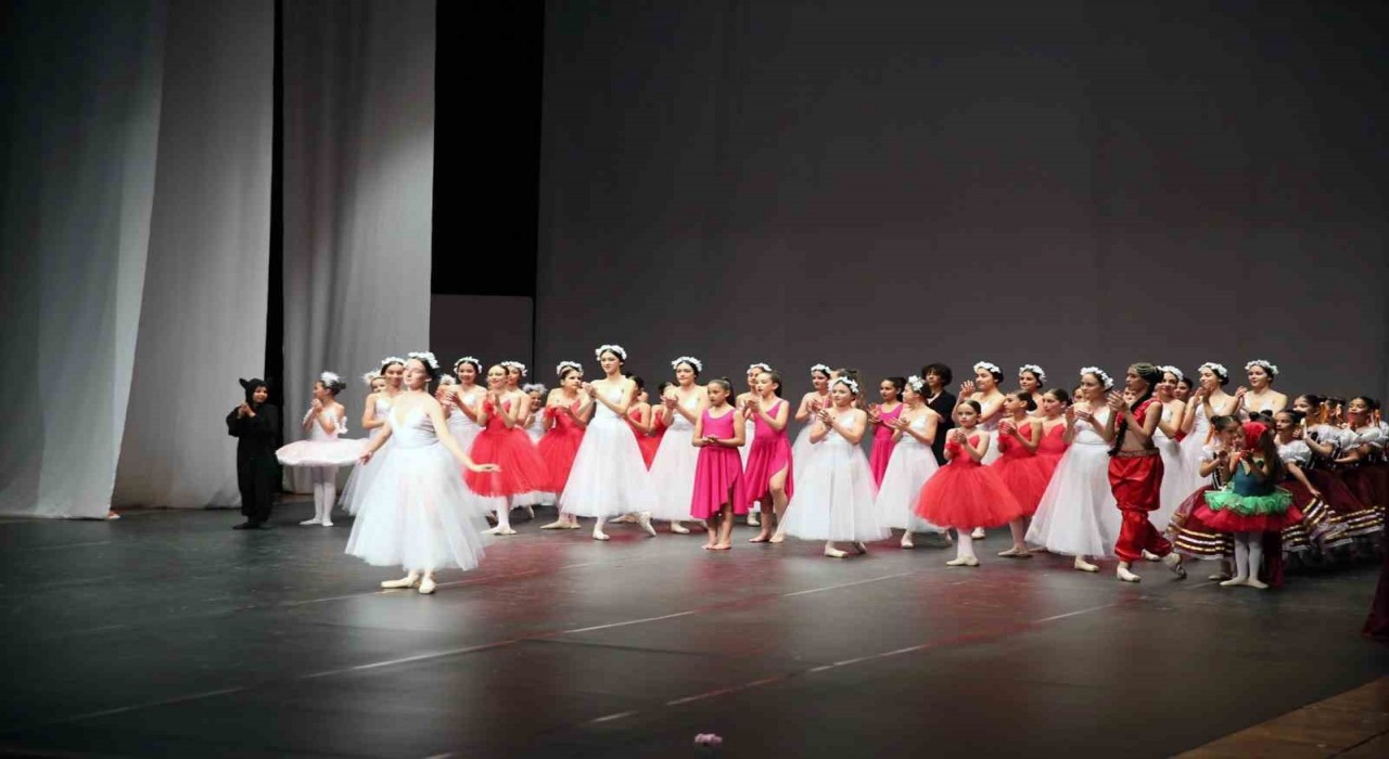 Büyükşehir Bale öğrencilerinden yılsonu gösterisi