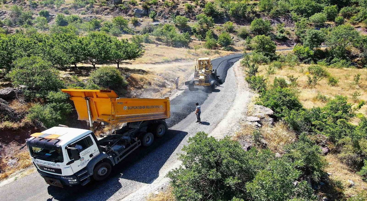 Büyükşehirden yoğun altyapı ve yol mesaisi