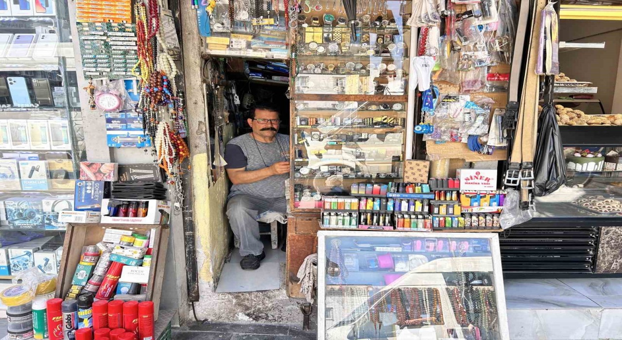 Çakmak doktoru baba, 2 metrekarelik dükkanda 3 evladını okutup meslek sahibi yaptı
