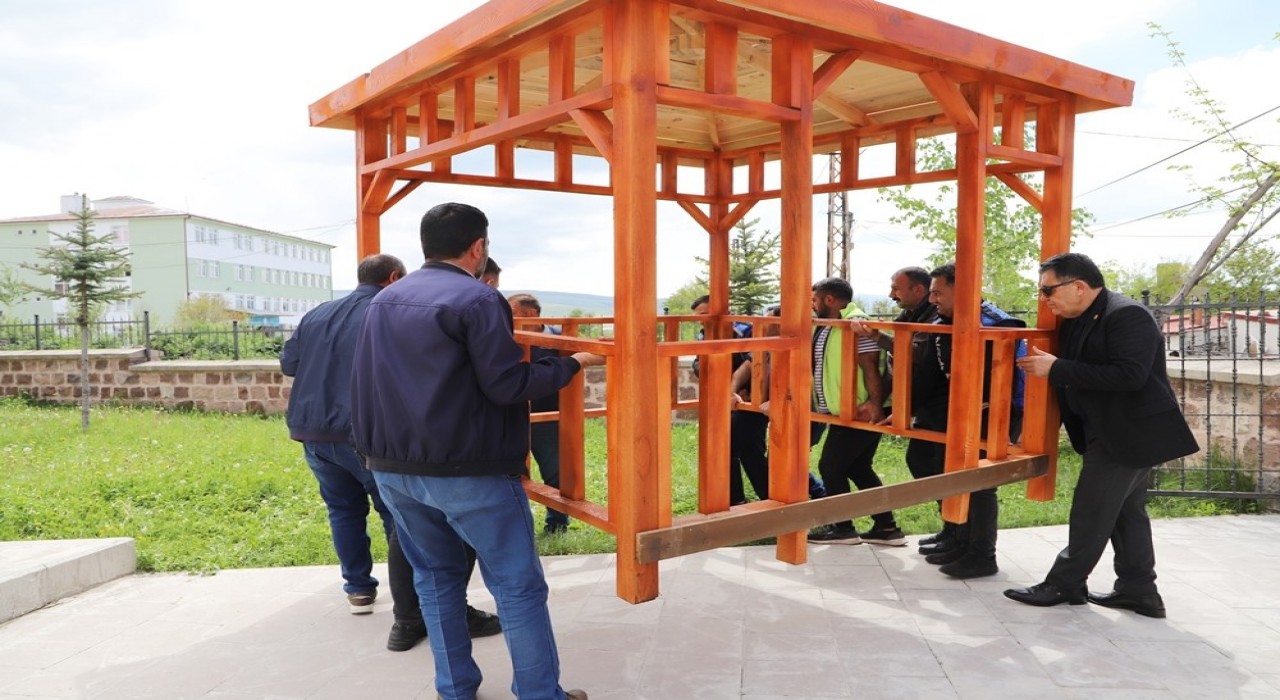 Camiye Belediye tarafından kamelya kondu