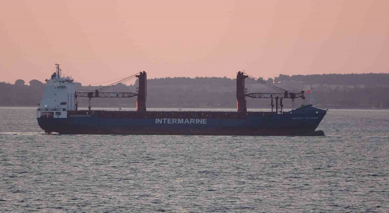 Çanakkale Boğazından geçen yük gemisinde yangın çıktı