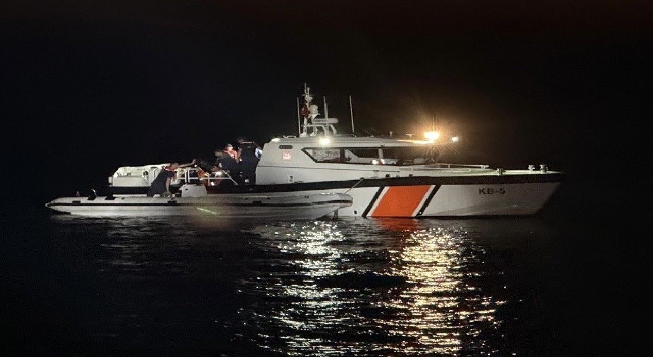 Çanakkalede 18 kaçak göçmen ile 1 insan kaçakçısı yakalandı