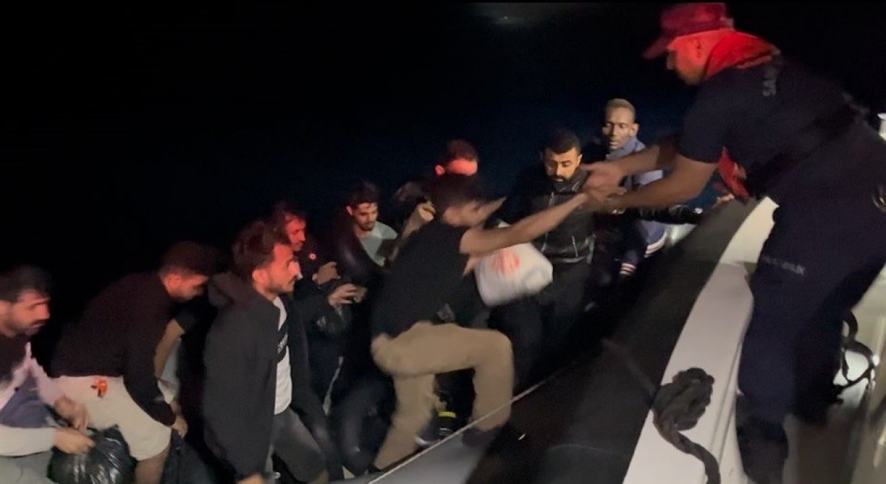 Çanakkalede 37 kaçak göçmen ile 2 göçmen kaçakçısı yakalandı