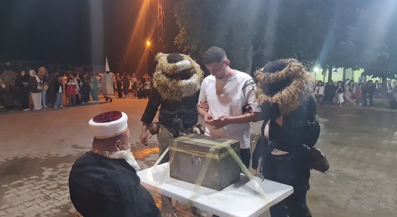 Çanakkalede asırlık bayram eğlencesi renkli görüntülere sahne oldu