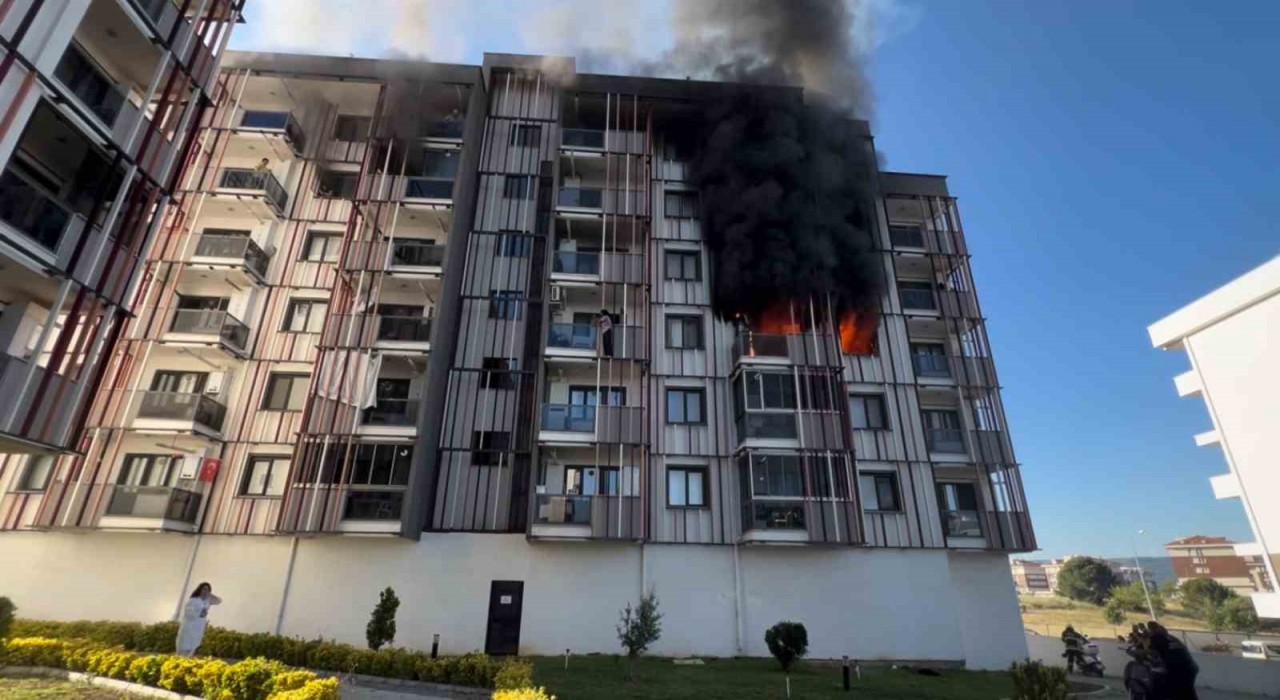 Çanakkalede bir sitede çıkan yangında 10 kişi dumandan etkilendi