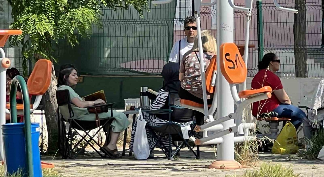 Çanakkalede LGSye geç kalan öğrencileri polis yetiştirdi