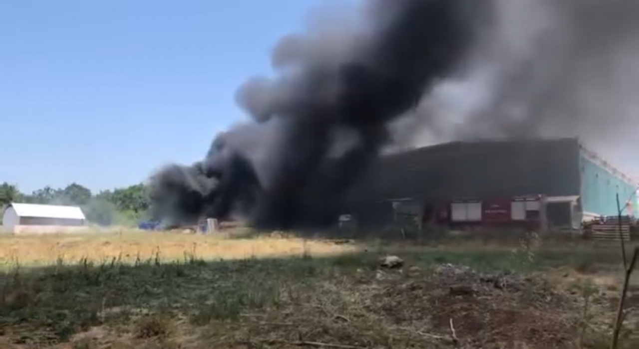 Çanakkalede plastik fabrikasında yangın