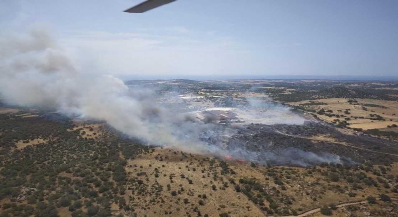 Çanakkalede tarım arazisinde çıkan ve ormanlık alana sıçrayan yangın kontrol altına alındı