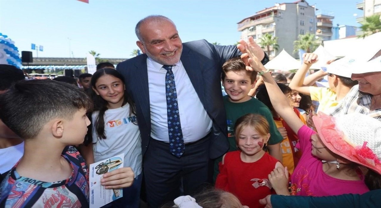 Canikte camiler çocuklarla, çocuklar hediyelerle buluşuyor