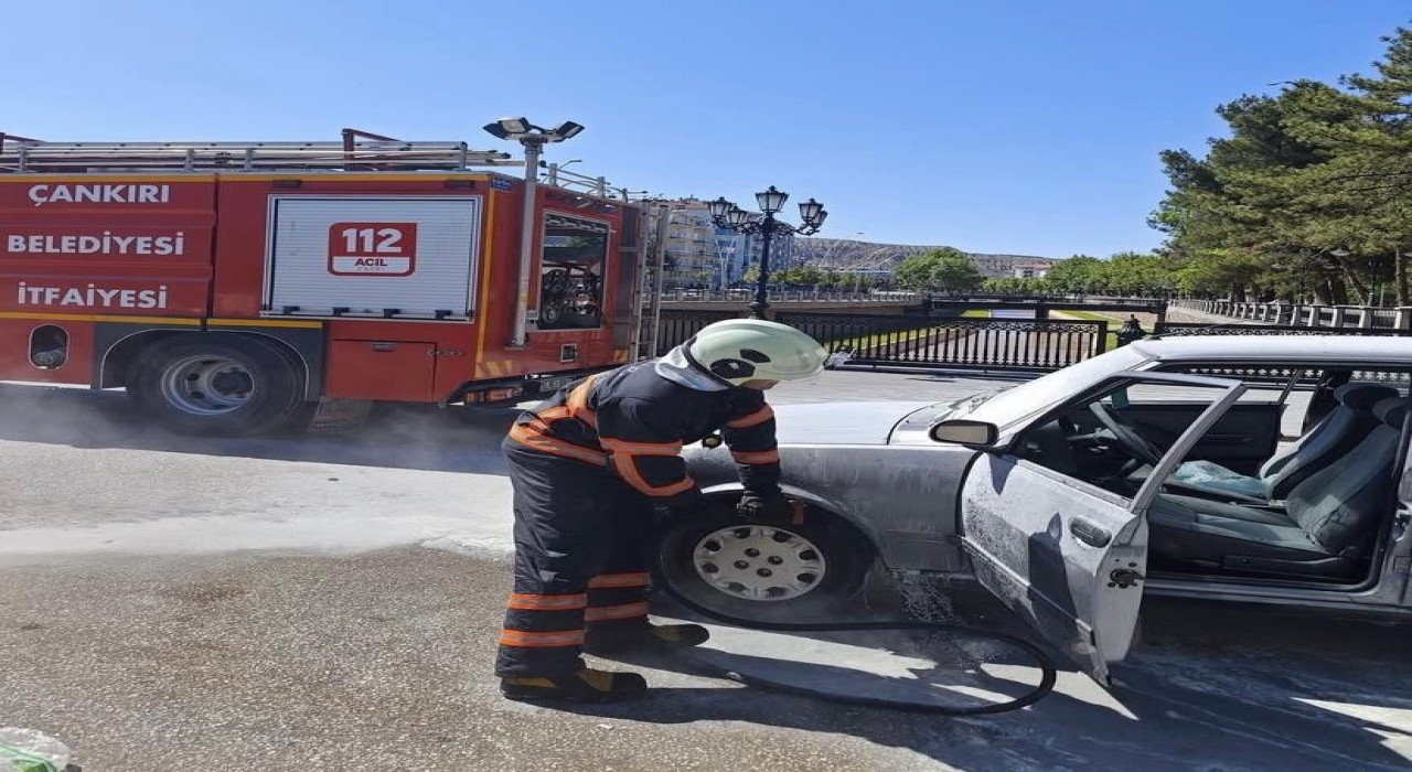 Çankırıda seyir halindeki otomobil alev aldı