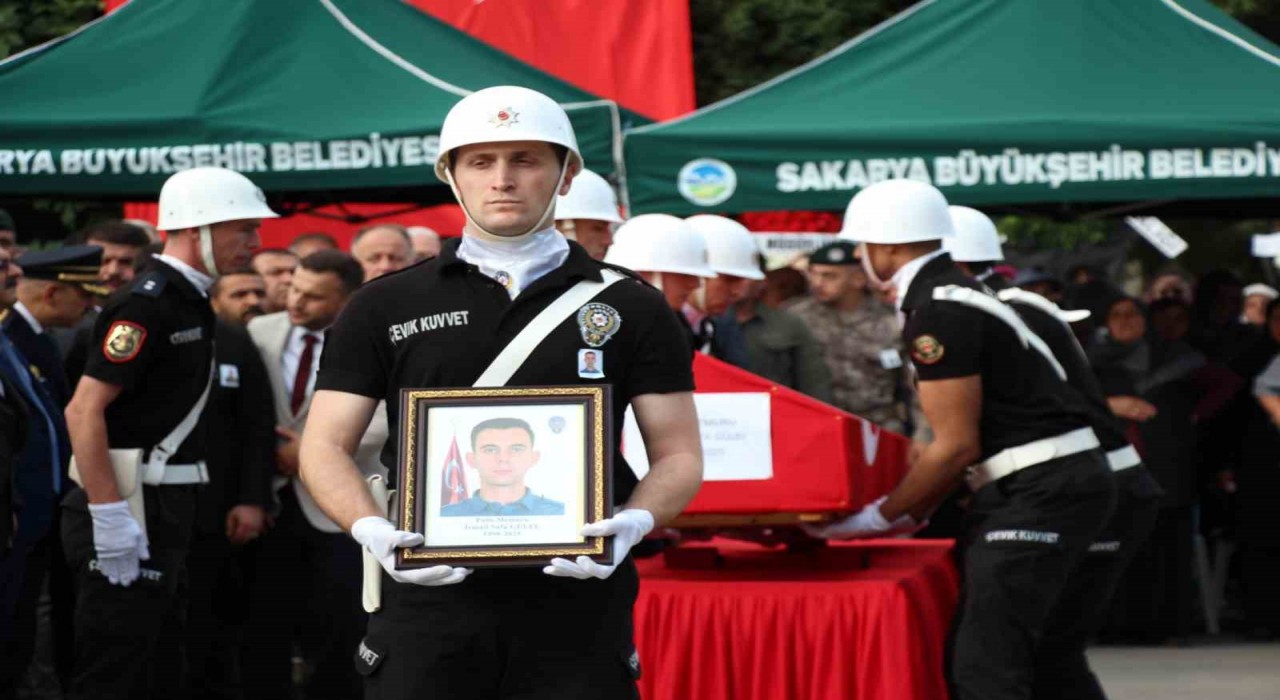 Çankırıdaki kazada hayatını kaybeden polis özel harekat kursiyeri Sakaryada defnedildi