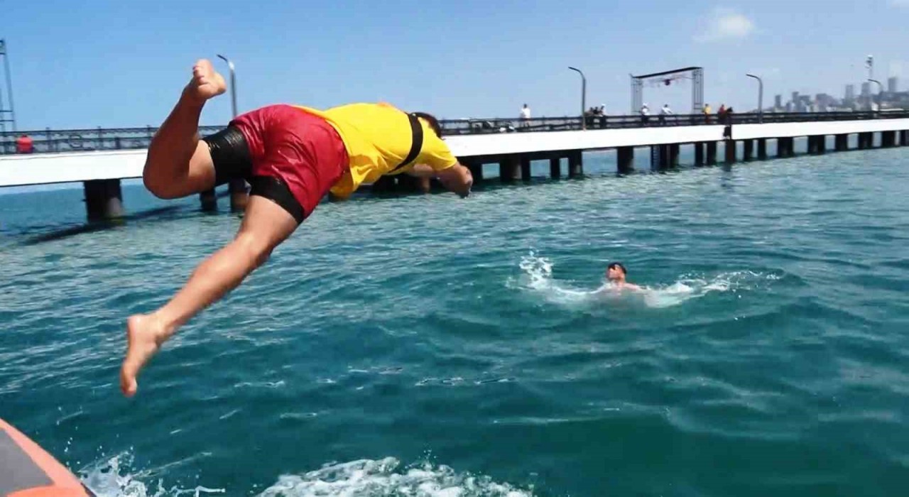 Cankurtaranlar Karadenizin hırçın sularında hayat nöbetinde