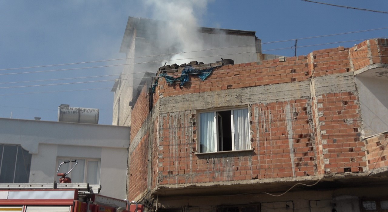 Çatı katında çıkan yangında 1 kişi dumandan etkilendi