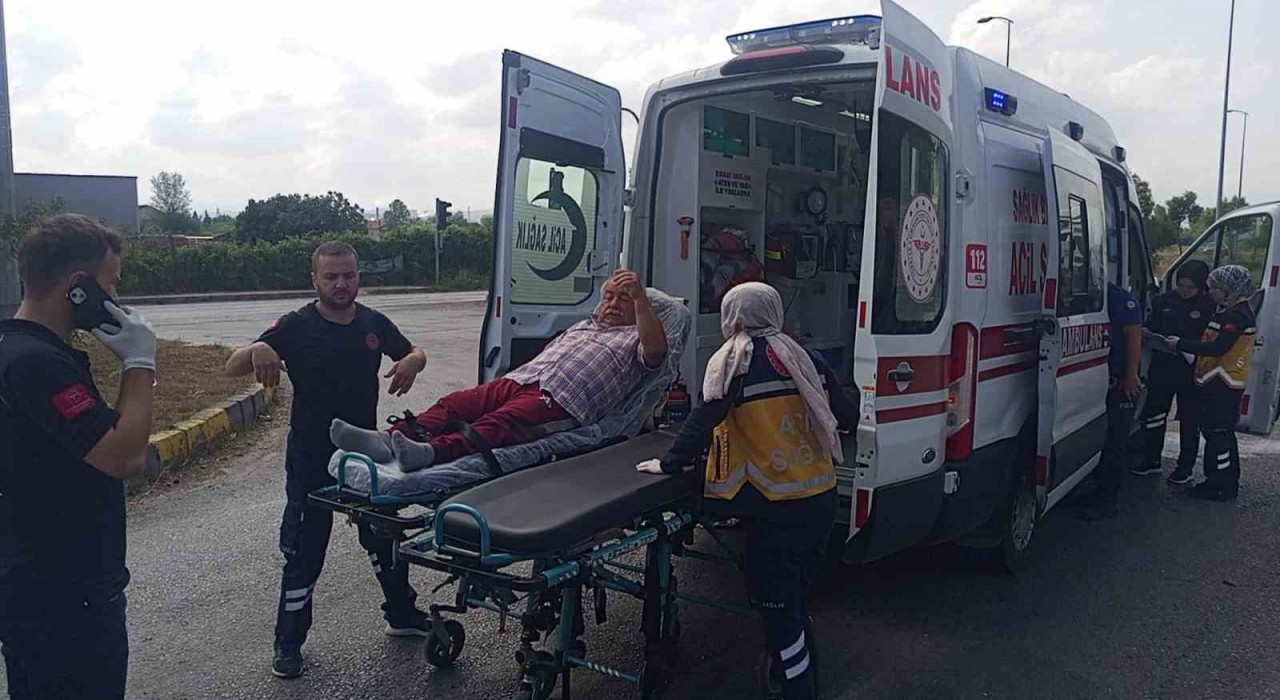 Çaycumada hasta sevki yapan ambulansla otomobil çarpıştı