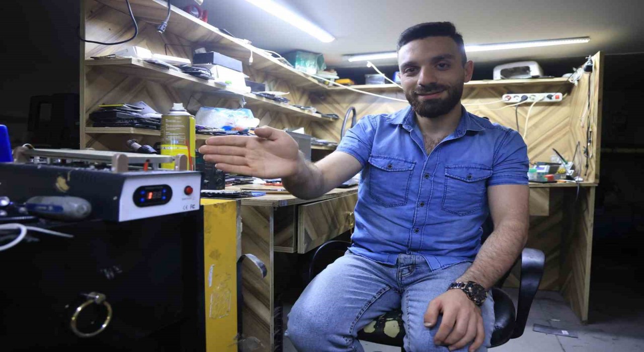 Cep telefonu tamir esnasında bomba gibi patladı