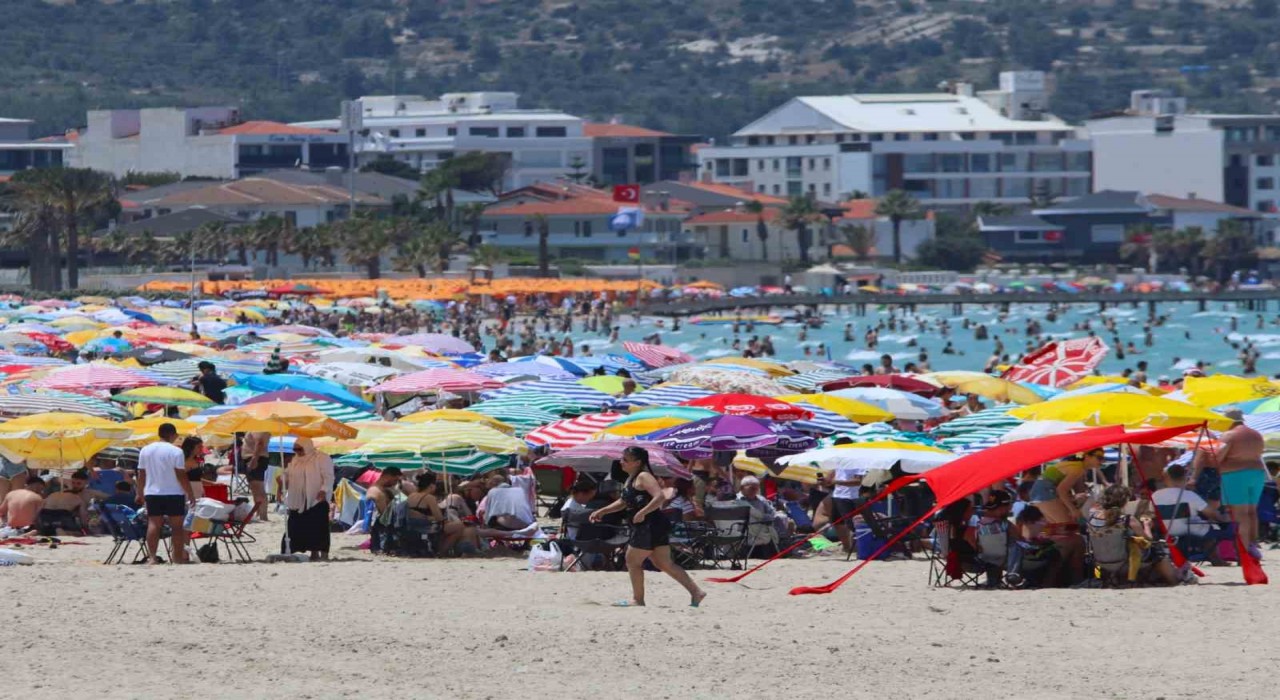 Çeşmede plajlar doldu taştı nüfus 1 milyonu geçti