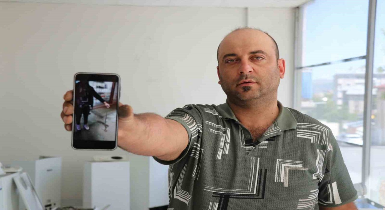 Çevresindekilerin şaşkın bakışları arasında korkusuzca 1 buçuk metrelik yılanı yakaladı