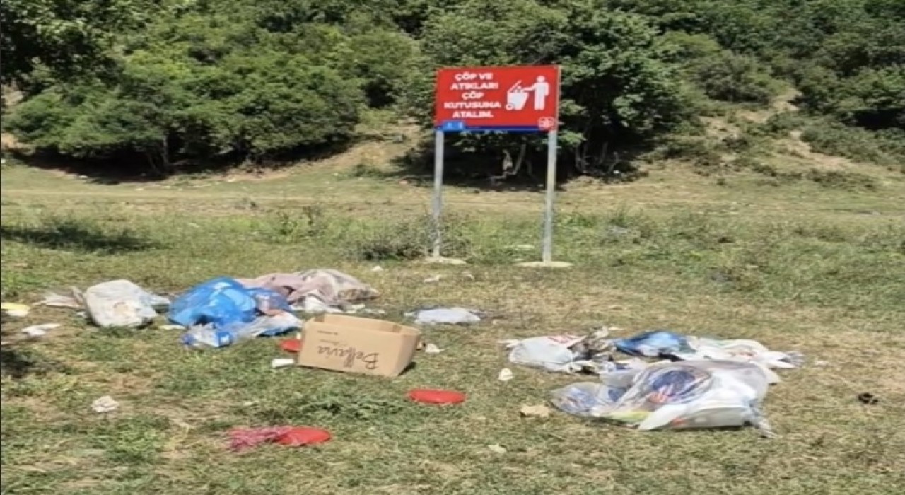 Çevreyi kirletmesinler diye hendek kazdırdı