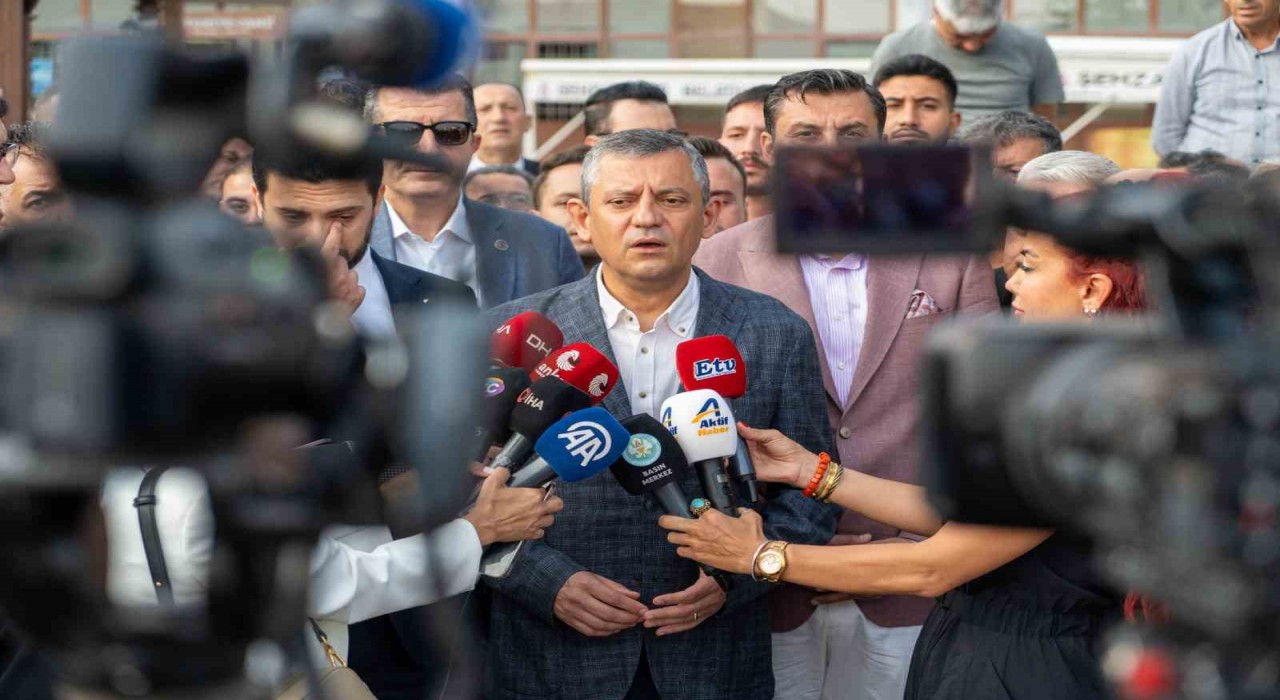 CHP Genel Başkanı Özel bayram namazını Manisada kıldı