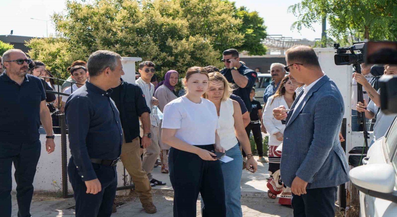 CHP lideri Özel, Başkan Zeyrekin kızını YKSnin ikinci oturumunda da yalnız bırakmadı