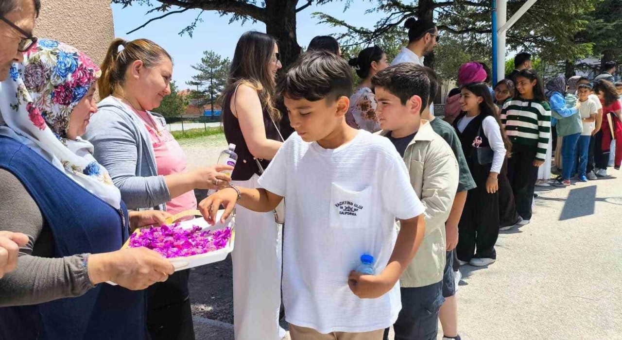 Çiftelerin Arife Çiçekleri