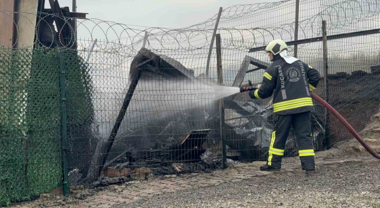 Çıkan yangında ev küle döndü