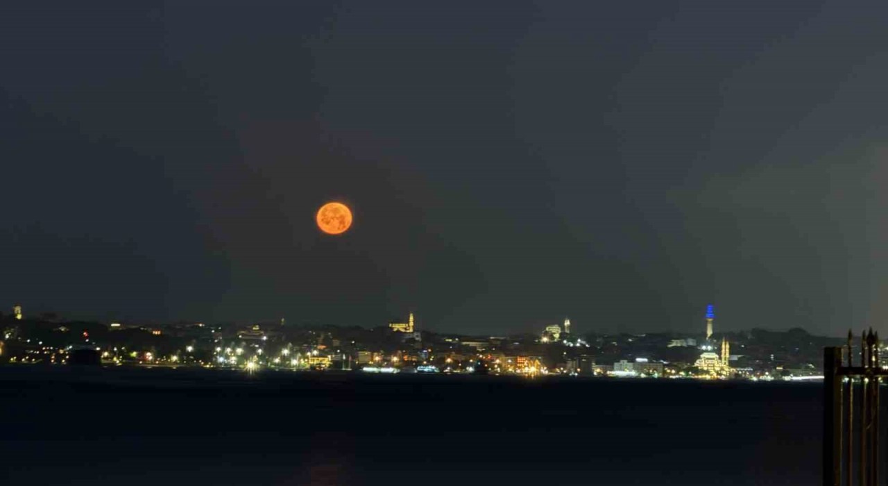 Çilek Dolunayı İstanbul Avrupa Yakasından böyle görüntülendi