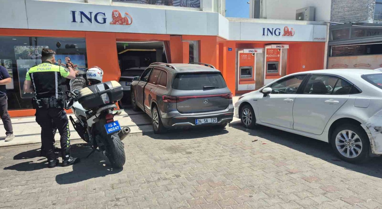 Cipin çarptığı otomobil bankaya girdi