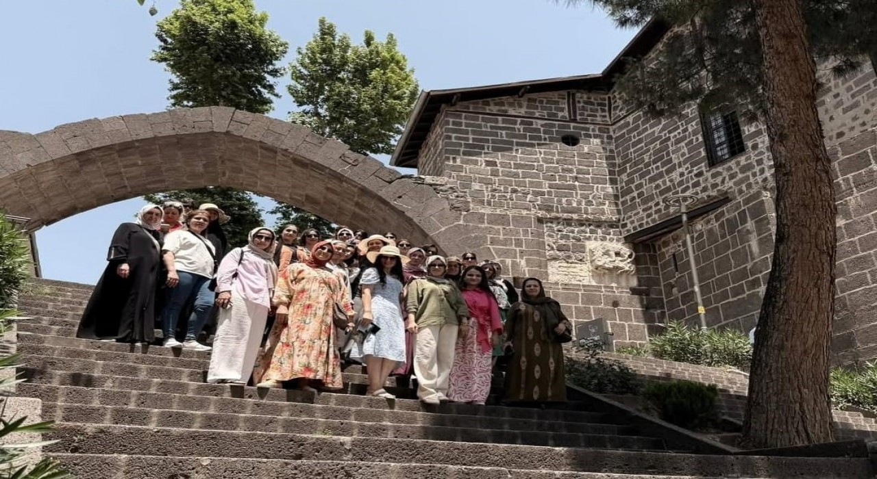 Cizreli Kadınlar Diyarbakır ve Mardinin tarihi ve turistik yerlerini gezdi