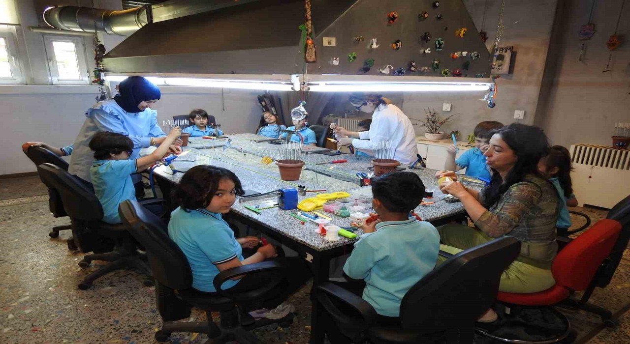 Çocuklar camları sanata dönüştürüyor