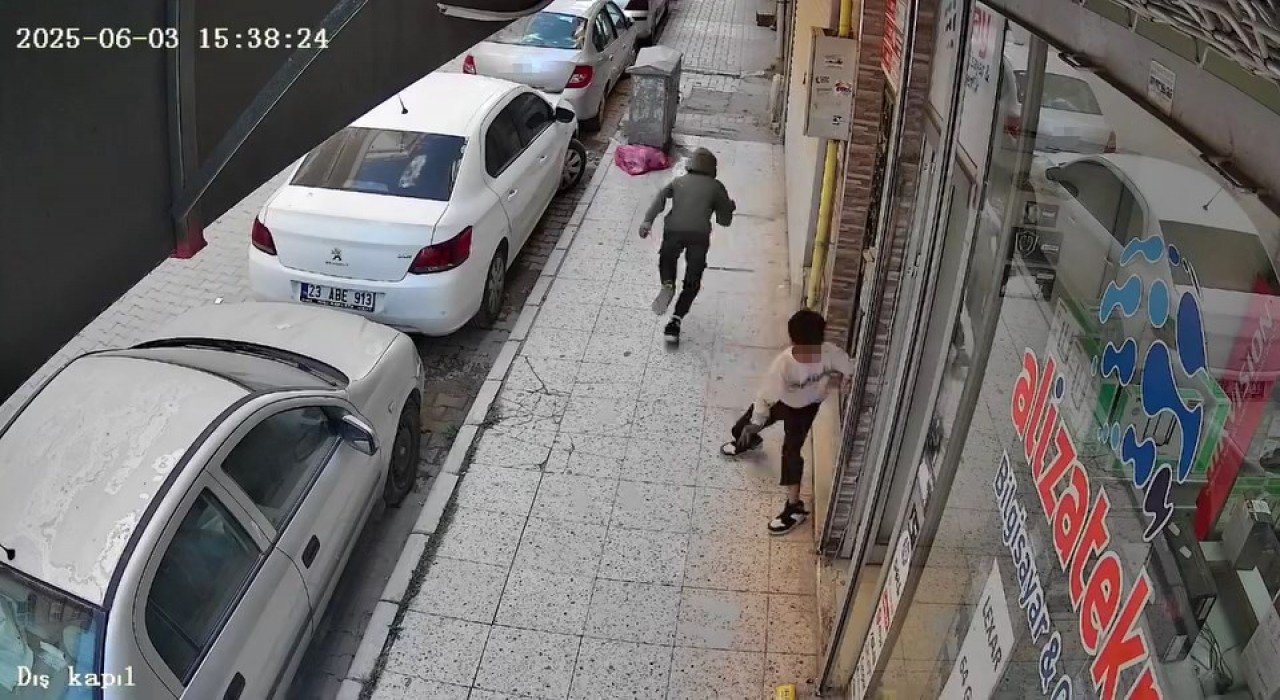 Çocukların tehlikeli oyunu kamerada: İş yerine torpil atıp kaçtılar