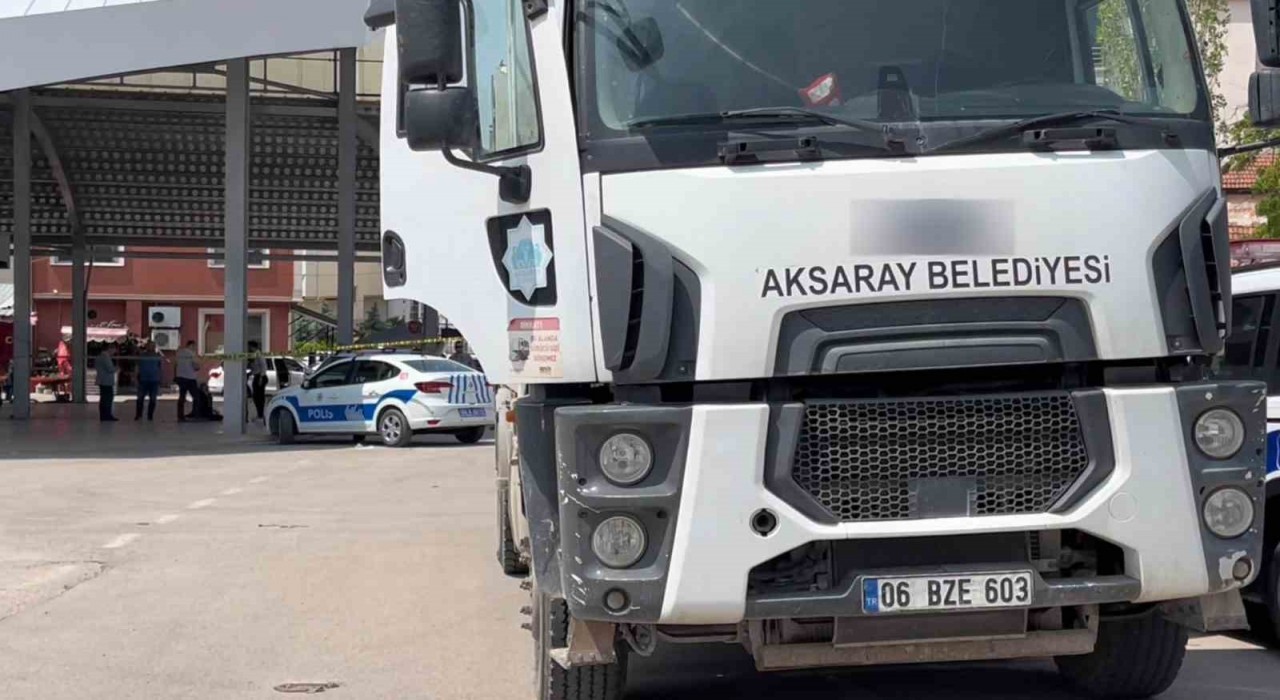 Çöp kamyonunun altında can verdi