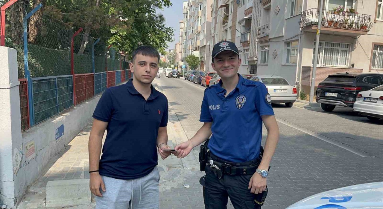 Çorluda lise öğrencisinden insanlık örneği: Yolda bulduğu paraları polis teslim etti