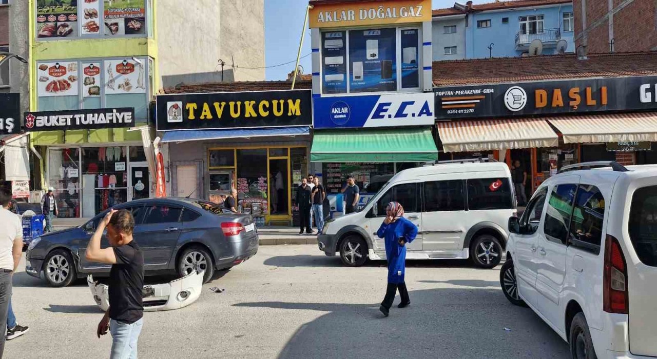 Çorumda 3 aracın karıştığı kaza kamerada