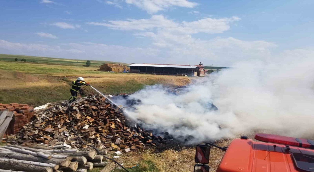 Çorumda 7 ton odun ve kereste alev alev yandı