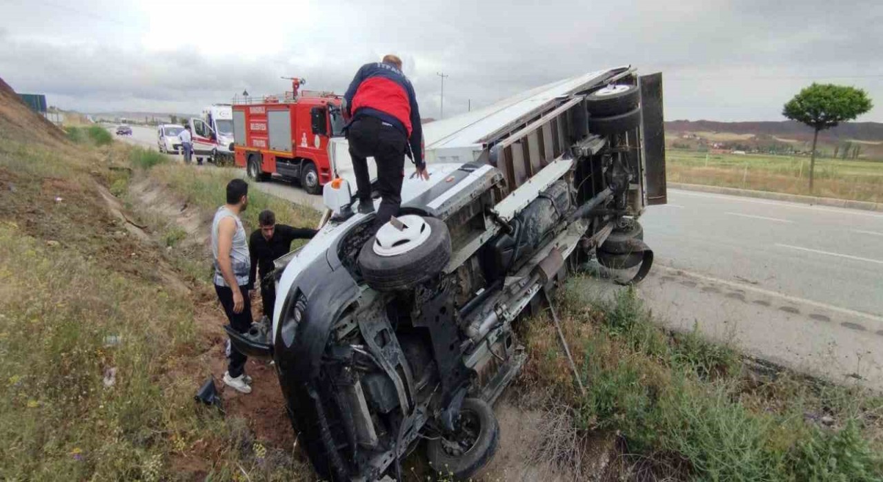 Çorumda devrilen kamyonetin sürücüsü yaralandı