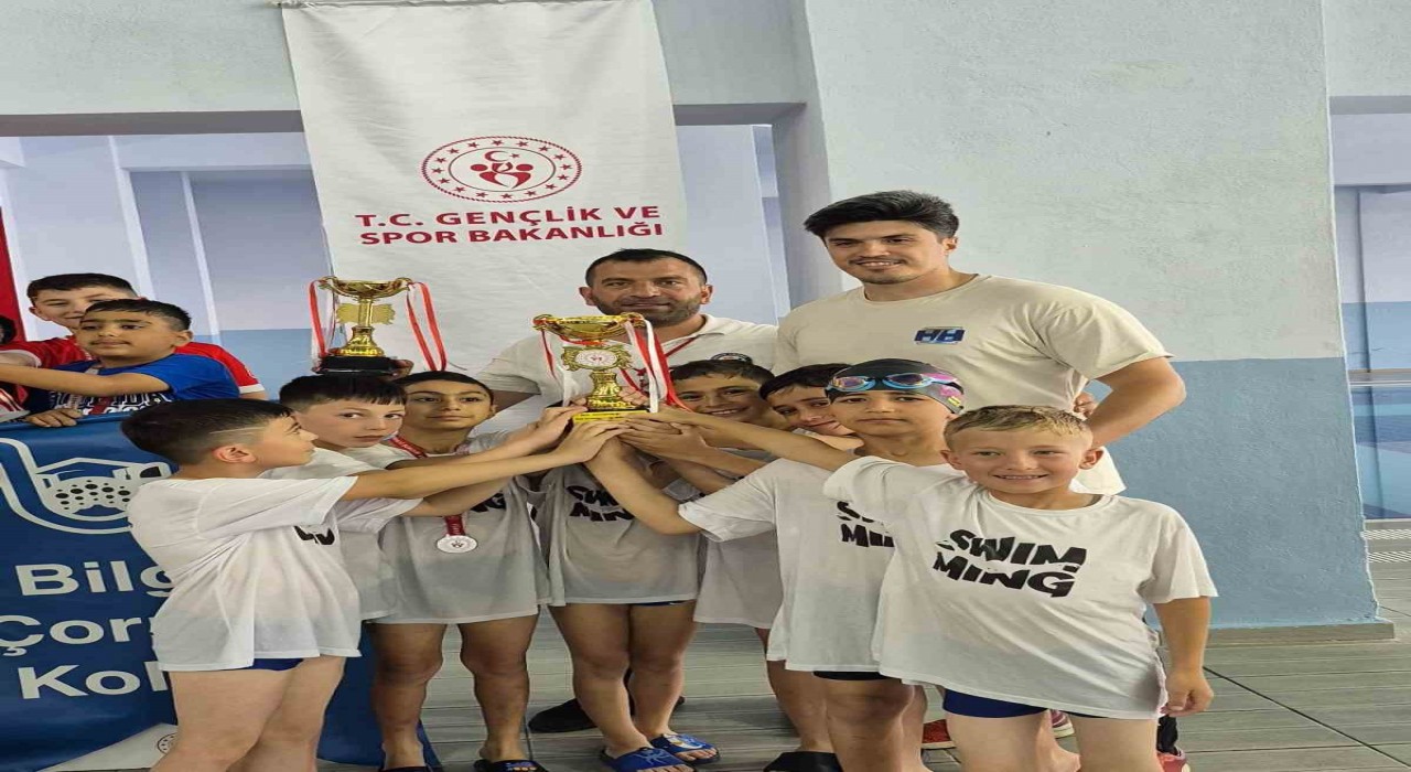 Çorumda düzenlenen yüzme yarışında minik sporcular kıyasıya yarıştı