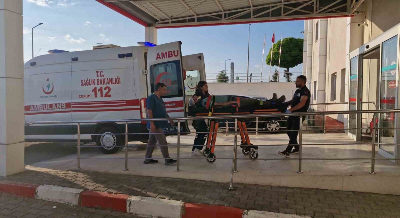 Çorumda iki araç kafa kafaya çarpıştı: 4 yaralı