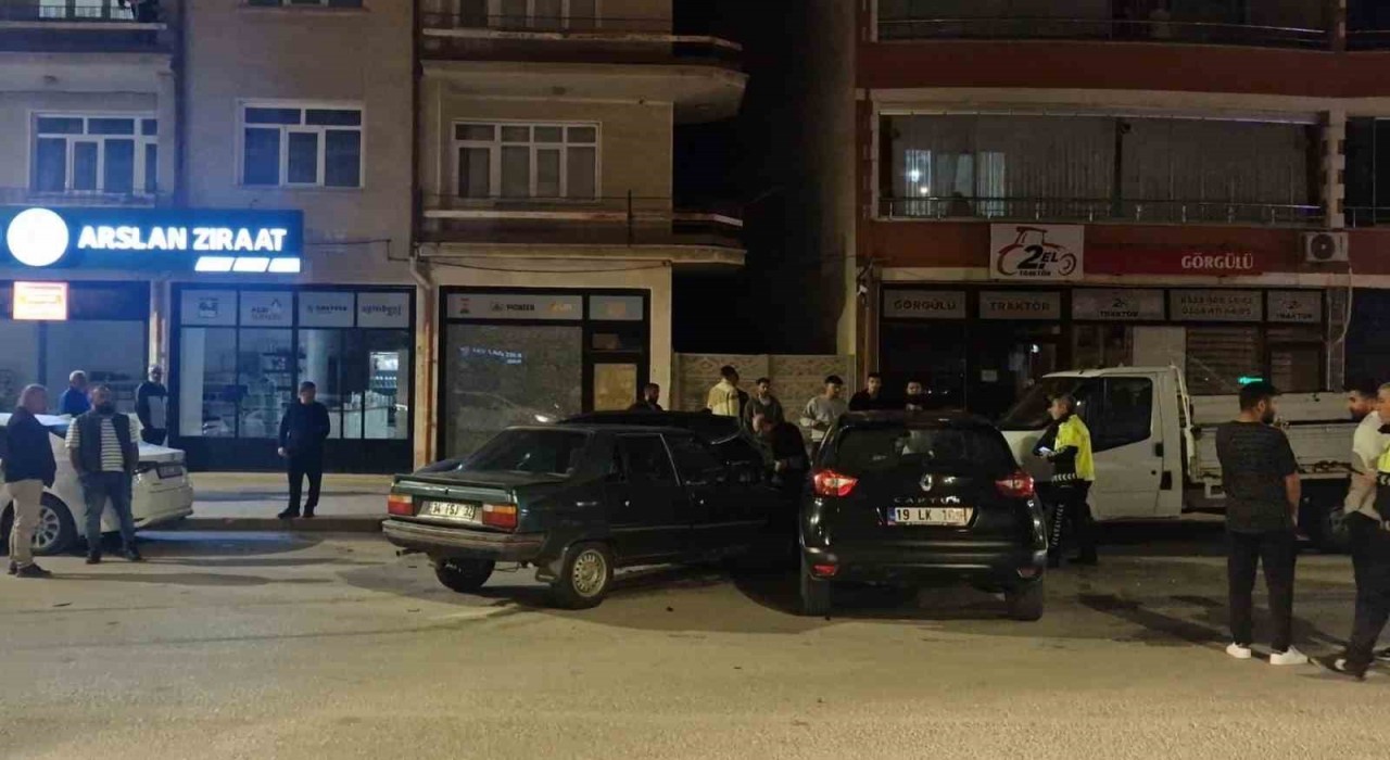 Çorumda iki otomobil çarpıştı: 1 yaralı