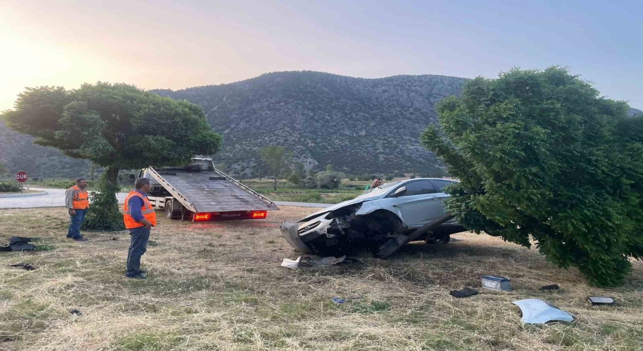 Çorumda iki otomobil çarpıştı: 2 yaralı