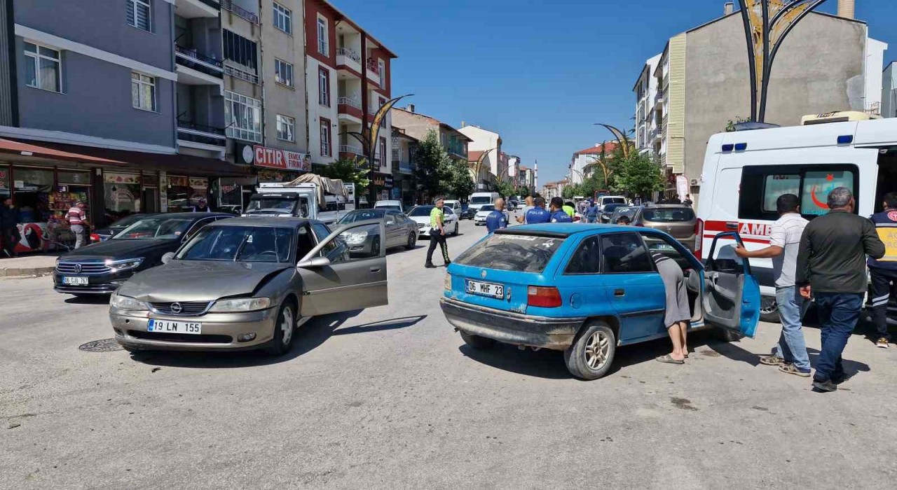 Çorumda iki otomobil çarpıştı: 3 yaralı