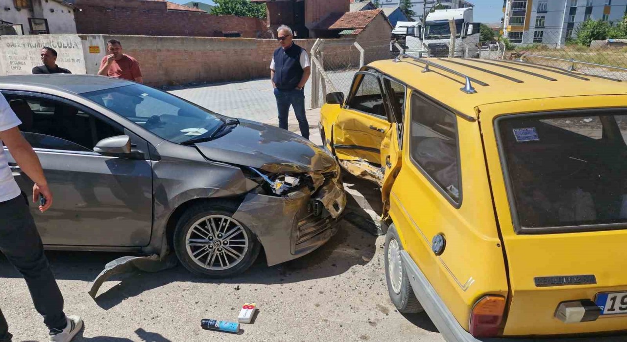 Çorumda iki otomobil çarpıştı: 3 yaralı