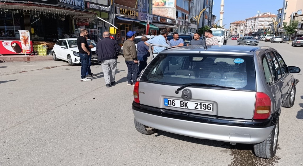 Çorumda iki otomobil kafa kafaya çarpıştı: 3 yaralı