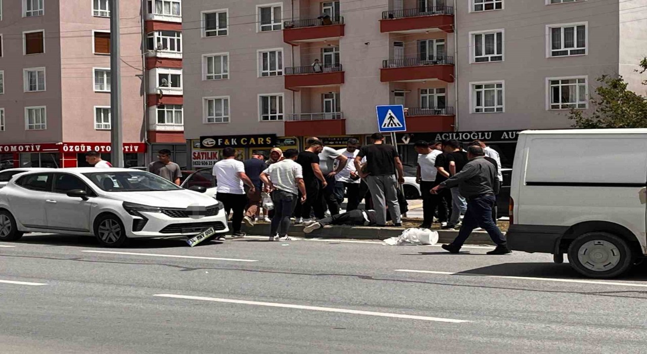 Çorumda karşıya geçmek isteyen yayaya otomobil çarptı