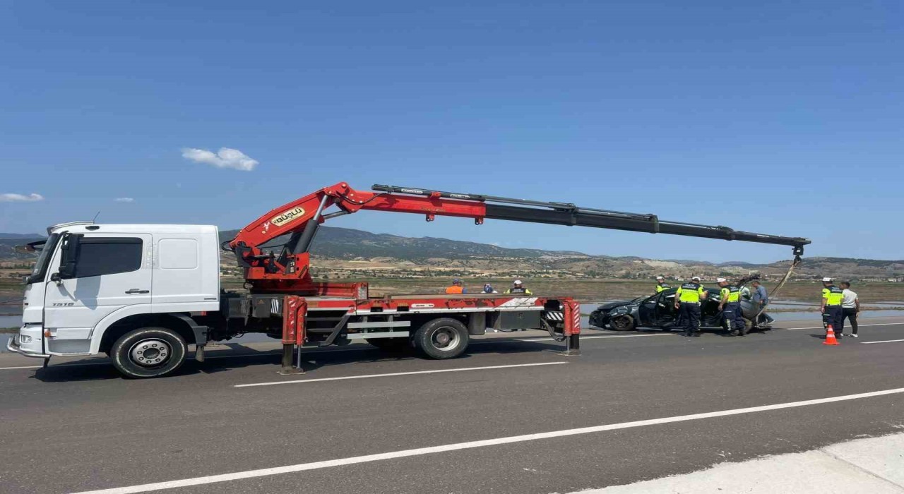 Çorumda otomobil sulama kanalına devrildi: 1i bebek, 3 yaralı